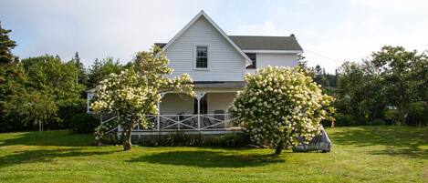Enjoy your East Boothbay stay at the quaint Coastal Cottage!