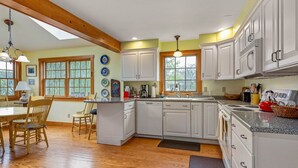 Coffee/tea maker, fridge, microwave, oven - Just one block from the Ocean! (East Boothbay)