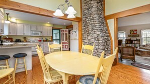 Dining - Just one block from the Ocean! (East Boothbay)
