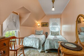 3 bedrooms, desk, iron/ironing board, free WiFi