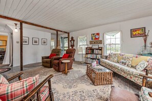 Smart TV, chimenea, libros, oficina