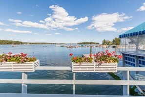 Property grounds - Charming Waterfront Cottage with Private Dock (Southport)