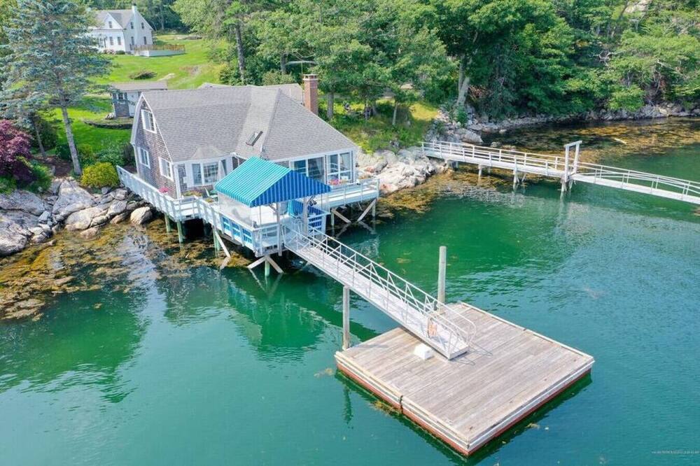 Charming Waterfront Cottage with Private Dock
