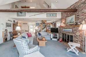 Smart TV - Charming Waterfront Cottage with Private Dock (Southport)