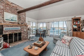 Smart TV - Charming Waterfront Cottage with Private Dock (Southport)