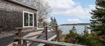 Cozy Cottage and Bunkhouse right at the Water`s Edge