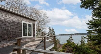 Cozy Cottage and Bunkhouse right at the Water`s Edge