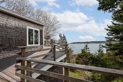 Cozy Cottage and Bunkhouse right at the Water`s Edge