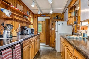 Kühlschrank, Ofen, Herdplatte, Wasserkocher mit Kaffee-/Teezubehör