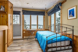 3 habitaciones, tabla de planchar con plancha y cuna de viaje