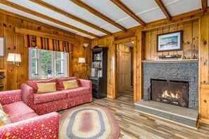 Smart TV, fireplace, books - Cozy Cottage and Bunkhouse right at the Water`s Edge (East Boothbay)