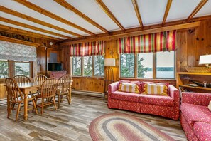 Smart TV, fireplace, books - Cozy Cottage and Bunkhouse right at the Water`s Edge (East Boothbay)