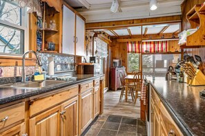Fridge, oven, stovetop, coffee/tea maker - Cozy Cottage and Bunkhouse right at the Water`s Edge (East Boothbay)