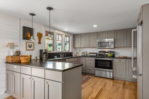 Fridge, microwave, oven, stovetop - Charming Waterfront Cottage (Boothbay)