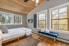 2 bedrooms, iron/ironing board, travel cot, free WiFi - Charming Waterfront Cottage (Boothbay)