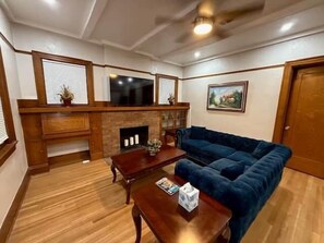 Living room and built-in desk - Historic 1905 West University Retreat Near U of A & 4th Ave (Tucson)