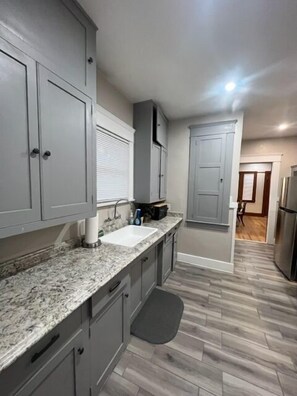 Kjøleskap, mikrobølgeovn, ovn og kokeplater