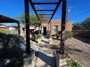 Property grounds - Historic 1905 West University Retreat Near U of A & 4th Ave (Tucson)