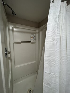 Hair dryer, towels, soap, shampoo - Studio basement - West University & Parking (Tucson)