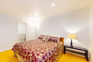2 bedrooms, free Internet, bed sheets, wheelchair access - Updated Ground-floor Condo with On-site Pool, Hot Tub, Sauna, & Tennis Courts (Mammoth Lakes)