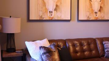 Een smart-tv, een open haard, boeken en een stereo