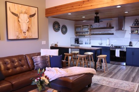 Interior. Stylish 2BD 2BA. Steps to Beaver Creek Shuttle. Remodeled.
