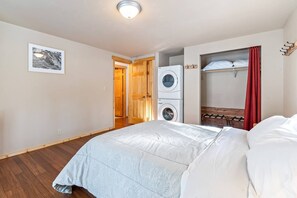2 habitaciones, tabla de planchar con plancha y cuna de viaje
