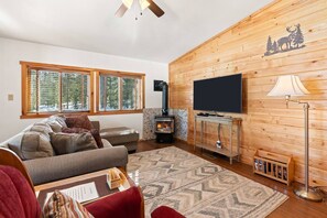 Smart TV, fireplace, DVD player - Stanley Stays - The Bonanza Cabin (Stanley)