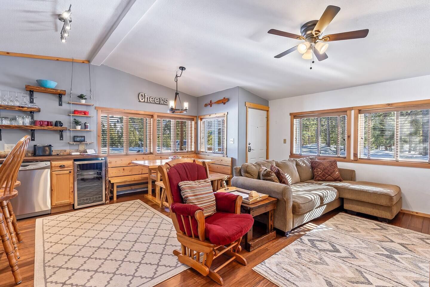 スマートテレビ、暖炉、DVD プレーヤー