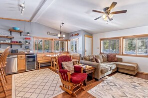 Smart TV, fireplace, DVD player - Stanley Stays - The Bonanza Cabin (Stanley)