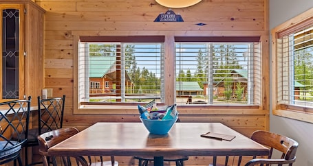 Dining. Stanley Stays - The Ponderosa Pine Cabin