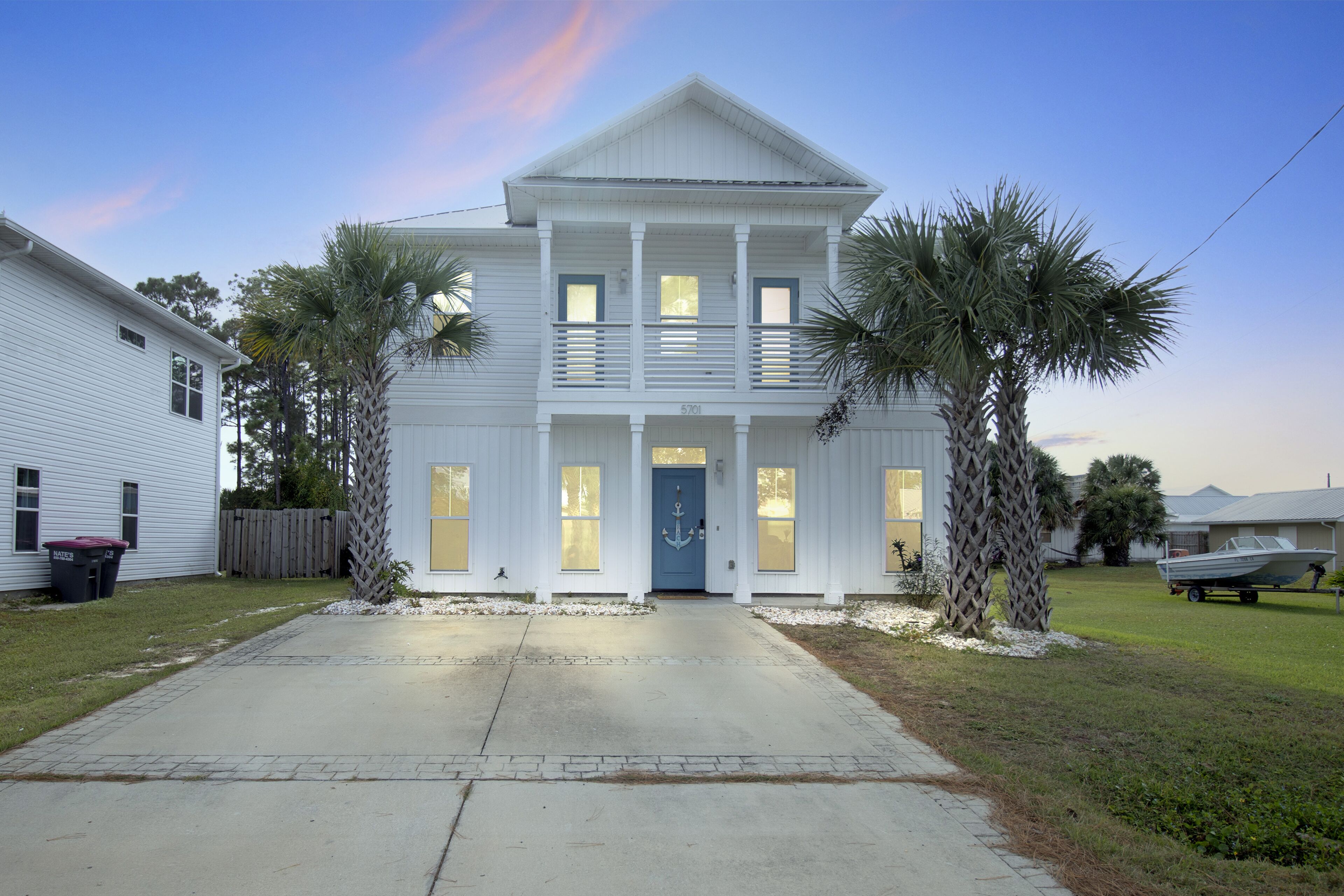 Stylish 5 BR home, fire pit, 8 min walk to beach