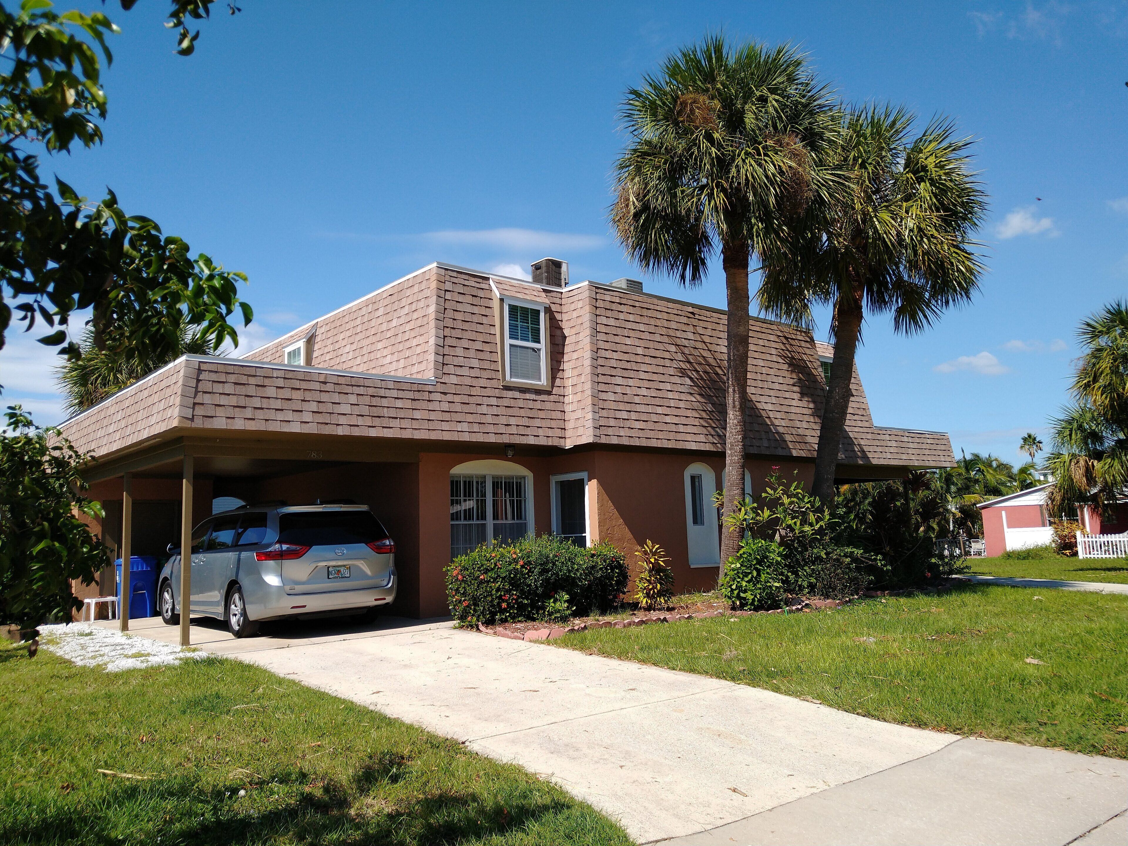 Walk to beach & nature park!  Canal front, bright & breezy townhome!