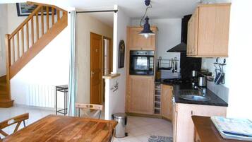 Refrigerador, lavavajillas, tostadora, utensilios de cocina