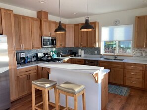 冷蔵庫、電子レンジ、オーブン、コンロ