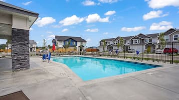 Kolam renang outdoor dan sebuah kolam renang air hangat