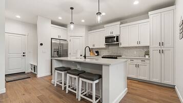 Lemari es, microwave, oven, dan kompor