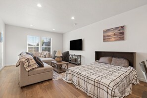 3 bedrooms, desk, iron/ironing board, free WiFi