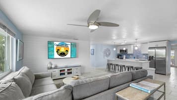 TV connectée, table de tennis de table, livres