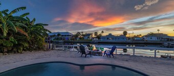 Waterfront/5BR w/HEATED Pool/Kayaks & Ping-Pong