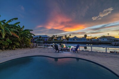 Waterfront/5BR w/HEATED Pool/Kayaks & Ping-Pong