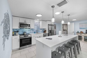 Geladeira, micro-ondas, fogão, cooktop