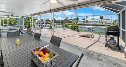 Waterfront/5BR w/Heated Pool/Kayaks & Ping-Pong