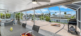 Waterfront/5BR w/Heated Pool/Kayaks & Ping-Pong