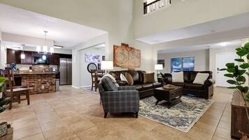 Télévision, cheminée, livres