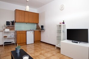 Refrigerador, microondas, cafetera/tetera, tetera/pava eléctrica