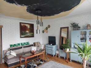 Una televisión, libros, un reproductor estéreo