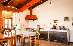 Kjøleskap på fellesområdet, mikrobølgeovn, ovn og brødrister