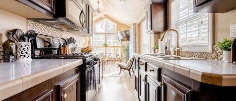 Køleskab, mikrobølgeovn, ovn, kogeplade