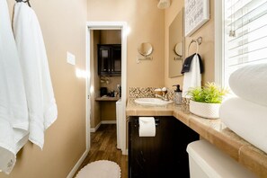 Sèche-cheveux, serviettes fournies, shampoing, papier toilette